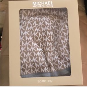 SOLD OUT Michael Kors MK Scarf & Hat Set Tan